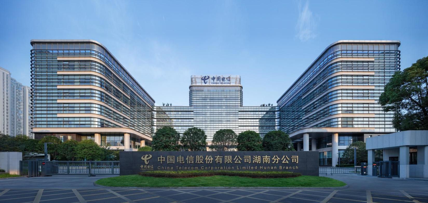 公司承建的湖南信息園（調(diào)度大樓、通信機(jī)房、地下室、附屬樓）工程榮獲兩項(xiàng)（土建、安裝）中國(guó)建設(shè)工程魯班獎(jiǎng)